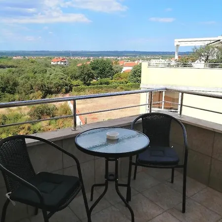 アパート Holiday Apartment プーラ